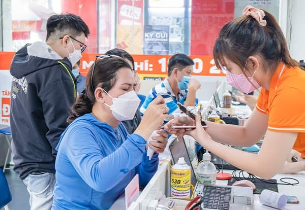 Kỹ thuật viên chuyên nghiệp đang tháo lắp và sửa chữa phần cứng Laptop