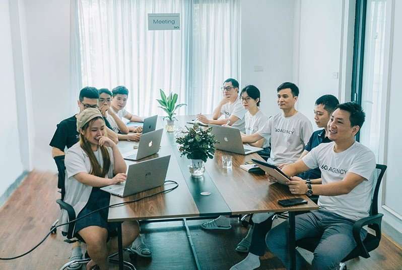 Họp thảo luận xây dựng chiến lược marketing đa kênh