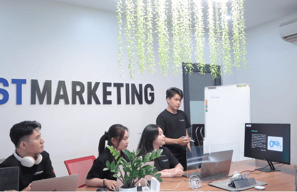 Đội ngũ chuyên gia Fast Marketing nghiên cứu giải pháp SEO và tăng trưởng traffic cho doanh nghiệp